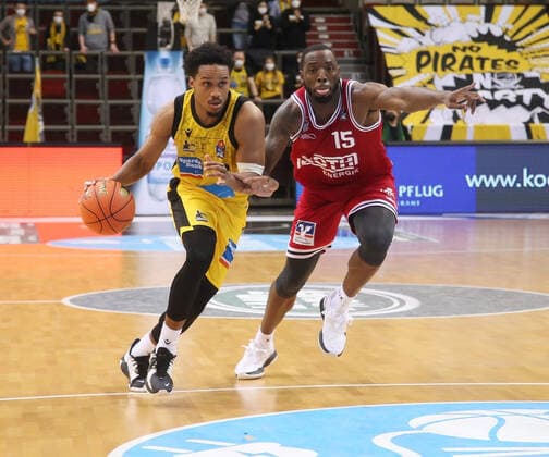 V.li. James Woodard (Riesen) , Jalon Miller (Giessen) . MHP Riesen Ludwigsburg vs.Giessen 46ers . Basketball-Bundesliga 2021-2022. Ludwigsburg , GER, 29.12.2021,