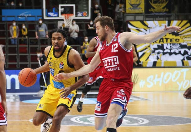V.li. Justin Simon (Riesen) Kilian Binapfl (Giessen) ., MHP Riesen Ludwigsburg vs.Giessen 46ers . Basketball-Bundesliga 2021-2022. Ludwigsburg , GER, 29.12.2021,