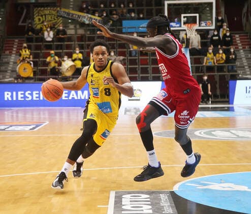 V.li. Jonah Radebaugh (Riesen) , Nuni Omot (Giessen) . MHP Riesen Ludwigsburg vs.Giessen 46ers . Basketball-Bundesliga 2021-2022. Ludwigsburg , GER, 29.12.2021,