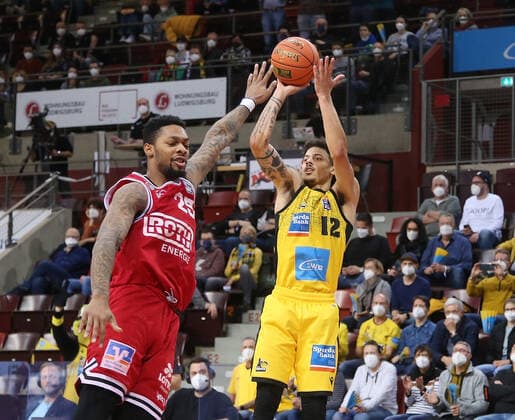 V.li. Phillip Fayne II (Giessen), Jonah Radebaugh (Riesen) . MHP Riesen Ludwigsburg vs.Giessen 46ers . Basketball-Bundesliga 2021-2022. Ludwigsburg , GER, 29.12.2021,