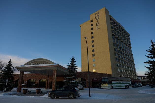 211229 Exterior view of Cambridge Red Deer Hotel where teams have been staying during the 2022 IIHF World Junior Championship, on December 29, 2021 in Red Deer. Photo: Joel Marklund BILDBYRAN kod JM JM0252 bbeng ishockey Ice hockey, Eishockey jvm junior-vm u20 2022 iihf world junior championship world juniors träning practice training sverige sweden hotell exteriör Copyright: JOELxMARKLUND BB211229JM045