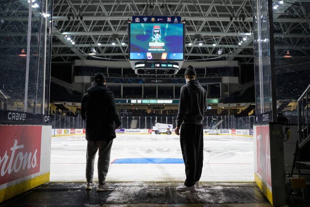 211229 Oskar Olausson and Simon Edvinsson of Sweden look out on the ice after the 2022 IIHF World Junior Championship was cancelled due to the coronavirus pandemic on December 29, 2021 in Red Deer. Photo: Joel Marklund BILDBYRAN kod JM JM0253 bbeng ishockey Ice hockey, Eishockey jvm junior-vm u20 2022 iihf world junior championship world juniors sverige sweden covid-19 Copyright: JOELxMARKLUND BB211229JM046