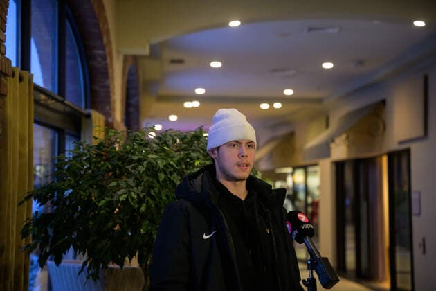 211229 Goaltender Jesper Wallstedt of Sweden is being interviewed after the 2022 IIHF World Junior Championship was cancelled due to the coronavirus pandemic on December 29, 2021 in Red Deer. Photo: Joel Marklund BILDBYRAN kod JM JM0253 bbeng ishockey Ice hockey, Eishockey jvm junior-vm u20 2022 iihf world junior championship world juniors sverige sweden covid-19 Copyright: JOELxMARKLUND BB211229JM047