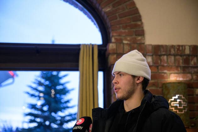 211229 Goaltender Jesper Wallstedt of Sweden is being interviewed after the 2022 IIHF World Junior Championship was cancelled due to the coronavirus pandemic on December 29, 2021 in Red Deer. Photo: Joel Marklund BILDBYRAN kod JM JM0253 bbeng ishockey Ice hockey, Eishockey jvm junior-vm u20 2022 iihf world junior championship world juniors sverige sweden covid-19 Copyright: JOELxMARKLUND BB211229JM048