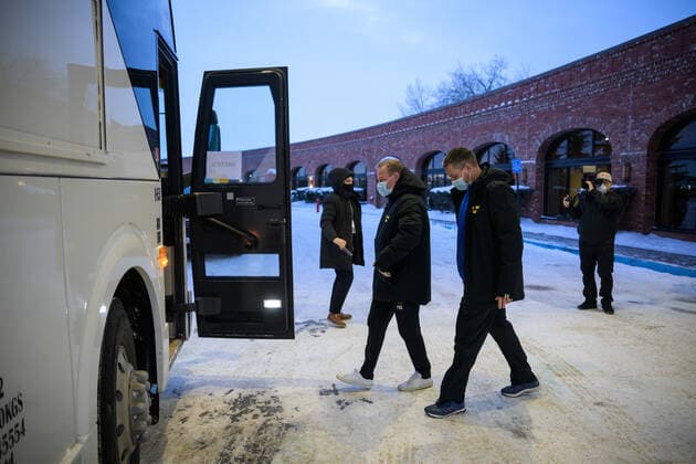 211229 Assistant coach Henrik Stridh and head coach Tomas MontÃ n of Sweden about to board the team bus to go back to Red Deer Centrium to pack up after the 2022 IIHF World Junior Championship was cancelled due to the coronavirus pandemic on December 29, 2021 in Red Deer. Photo: Joel Marklund BILDBYRAN kod JM JM0253 bbeng ishockey Ice hockey, Eishockey jvm junior-vm u20 2022 iihf world junior championship world juniors sverige sweden covid-19 Copyright: JOELxMARKLUND BB211229JM049