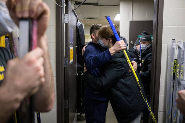 211229 Doctor Ryan Allenby and Daniel Ljungman of Sweden hug each other after the 2022 IIHF World Junior Championship was cancelled due to the coronavirus pandemic on December 29, 2021 in Red Deer. Photo: Joel Marklund BILDBYRAN kod JM JM0253 bbeng ishockey Ice hockey, Eishockey jvm junior-vm u20 2022 iihf world junior championship world juniors sverige sweden covid-19 Copyright: JOELxMARKLUND BB211229JM050
