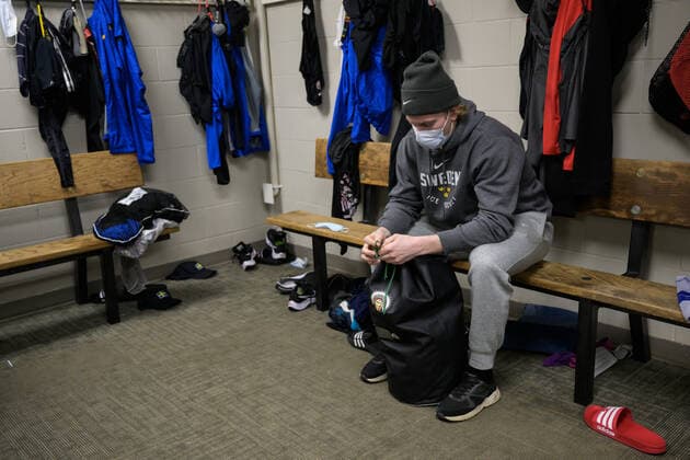 211229 Theodor Niederbach of Sweden looks dejected in the locker room after the 2022 IIHF World Junior Championship was cancelled due to the coronavirus pandemic on December 29, 2021 in Red Deer. Photo: Joel Marklund BILDBYRAN kod JM JM0253 bbeng ishockey Ice hockey, Eishockey jvm junior-vm u20 2022 iihf world junior championship world juniors sverige sweden covid-19 depp Copyright: JOELxMARKLUND BB211229JM051