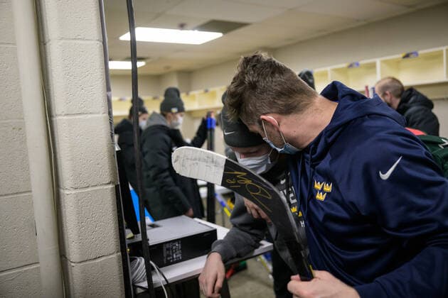 211229 Theodor Niederbach gets a hug from doctor Ryan Allenby of Sweden after the 2022 IIHF World Junior Championship was cancelled due to the coronavirus pandemic on December 29, 2021 in Red Deer. Photo: Joel Marklund BILDBYRAN kod JM JM0253 bbeng ishockey Ice hockey, Eishockey jvm junior-vm u20 2022 iihf world junior championship world juniors sverige sweden covid-19 Copyright: JOELxMARKLUND BB211229JM052