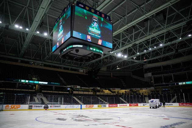 211229 Workers start to remove branding in Red Deer Centrium after the 2022 IIHF World Junior Championship was cancelled due to the coronavirus pandemic on December 29, 2021 in Red Deer. Photo: Joel Marklund BILDBYRAN kod JM JM0253 bbeng ishockey Ice hockey, Eishockey jvm junior-vm u20 2022 iihf world junior championship world juniors sverige sweden covid-19 arena interiör Copyright: JOELxMARKLUND BB211229JM053