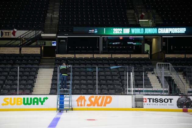 211229 Workers start to remove branding in Red Deer Centrium after the 2022 IIHF World Junior Championship was cancelled due to the coronavirus pandemic on December 29, 2021 in Red Deer. Photo: Joel Marklund BILDBYRAN kod JM JM0253 bbeng ishockey Ice hockey, Eishockey jvm junior-vm u20 2022 iihf world junior championship world juniors sverige sweden covid-19 arena interiör Copyright: JOELxMARKLUND BB211229JM054