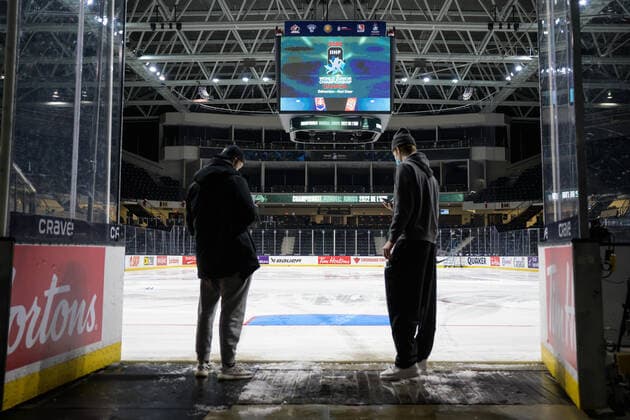 211229 Oskar Olausson and Simon Edvinsson of Sweden look out on the ice after the 2022 IIHF World Junior Championship was cancelled due to the coronavirus pandemic on December 29, 2021 in Red Deer. Photo: Joel Marklund BILDBYRAN kod JM JM0253 bbeng ishockey Ice hockey, Eishockey jvm junior-vm u20 2022 iihf world junior championship world juniors sverige sweden covid-19 Copyright: JOELxMARKLUND BB211229JM055