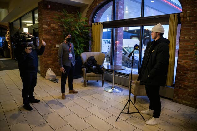 211229 Goaltender Jesper Wallstedt of Sweden is being interviewed after the 2022 IIHF World Junior Championship was cancelled due to the coronavirus pandemic on December 29, 2021 in Red Deer. Photo: Joel Marklund BILDBYRAN kod JM JM0253 bbeng ishockey Ice hockey, Eishockey jvm junior-vm u20 2022 iihf world junior championship world juniors sverige sweden covid-19 Copyright: JOELxMARKLUND BB211229JM056
