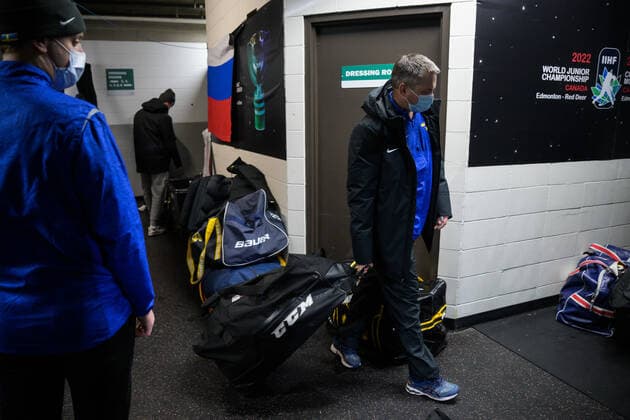 211229 Head coach Tomas MontÃ n of Sweden looks dejected after the 2022 IIHF World Junior Championship was cancelled due to the coronavirus pandemic on December 29, 2021 in Red Deer. Photo: Joel Marklund BILDBYRAN kod JM JM0253 bbeng ishockey Ice hockey, Eishockey jvm junior-vm u20 2022 iihf world junior championship world juniors sverige sweden covid-19 depp Copyright: JOELxMARKLUND BB211229JM057