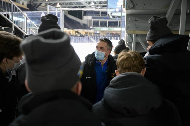 211229 Head coach Tomas MontÃ n of Sweden talks to players after the 2022 IIHF World Junior Championship was cancelled due to the coronavirus pandemic on December 29, 2021 in Red Deer. Photo: Joel Marklund BILDBYRAN kod JM JM0253 bbeng ishockey Ice hockey, Eishockey jvm junior-vm u20 2022 iihf world junior championship world juniors sverige sweden covid-19 Copyright: JOELxMARKLUND BB211229JM058