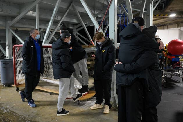 211229 Goaltender Calle Clang and Zion Nybeck of Sweden hug each other after the 2022 IIHF World Junior Championship was cancelled due to the coronavirus pandemic on December 29, 2021 in Red Deer. Photo: Joel Marklund BILDBYRAN kod JM JM0253 bbeng ishockey Ice hockey, Eishockey jvm junior-vm u20 2022 iihf world junior championship world juniors sverige sweden covid-19 Copyright: JOELxMARKLUND BB211229JM059