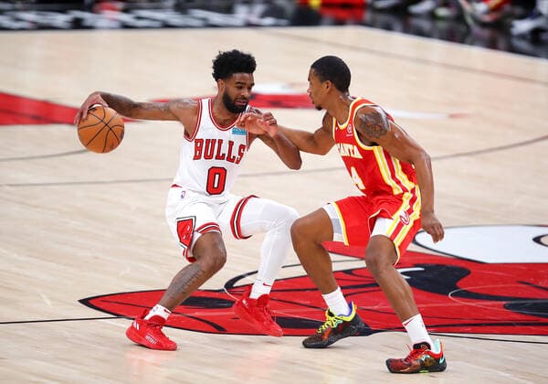 Sport Bilder des Tages CHICAGO, IL - DECEMBER 29: Chicago Bulls Guard Coby White (0) and Atlanta Hawks Guard Malcolm Hill (14) in action during a NBA, Basketball Herren, USA game between the Atlanta Hawks and the Chicago Bulls on December 29, 2021 at the United Center in Chicago, IL. (Photo by Melissa Tamez Icon Sportswire) NBA: DEC 29 Hawks at Bulls Icon2112291515