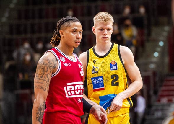 Timeric Dejaun Williams JR (JobStairs Giessen 46ers 30) Jacob Patrick (MHP RIESEN Ludwigsburg 2) beim BBL-Spiel: MHP Riesen Ludwigsburg - JobStairs Giessen 46ers am 29.12.2021 in Ludwigsburg (MHPArena) Deutschland Ludwigsburg. 29.12.21 Basketball , 29.12.2021, Ludwigsburg (Deutschland)