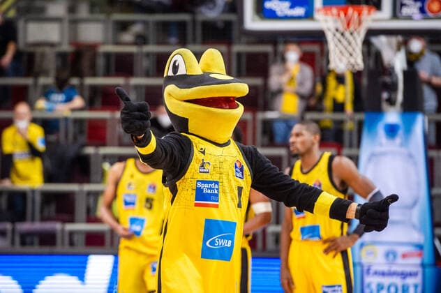 LURCHI - Freude nach Heimsieg beim BBL-Spiel: MHP Riesen Ludwigsburg - JobStairs Giessen 46ers am 29.12.2021 in Ludwigsburg (MHPArena) Deutschland Ludwigsburg. 29.12.21 Basketball , 29.12.2021, Ludwigsburg (Deutschland)