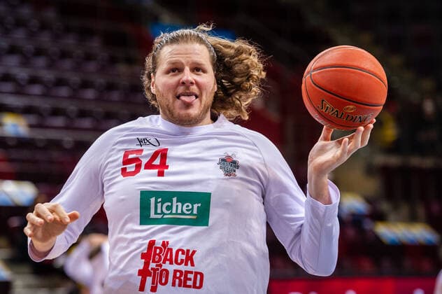 John Bryant (JobStairs Giessen 46ers 54) Beim Aufwaerrmen beim BBL-Spiel: MHP Riesen Ludwigsburg - JobStairs Giessen 46ers am 29.12.2021 in Ludwigsburg (MHPArena) Deutschland Ludwigsburg. 29.12.21 Basketball , 29.12.2021, Ludwigsburg (Deutschland)