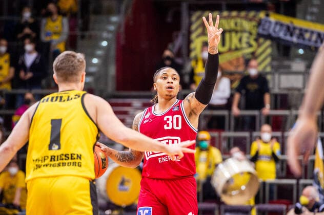 Timeric Dejaun Williams JR (JobStairs Giessen 46ers 30) Jordan Hulls (MHP RIESEN Ludwigsburg 1) beim BBL-Spiel: MHP Riesen Ludwigsburg - JobStairs Giessen 46ers am 29.12.2021 in Ludwigsburg (MHPArena) Deutschland Ludwigsburg. 29.12.21 Basketball , 29.12.2021, Ludwigsburg (Deutschland)