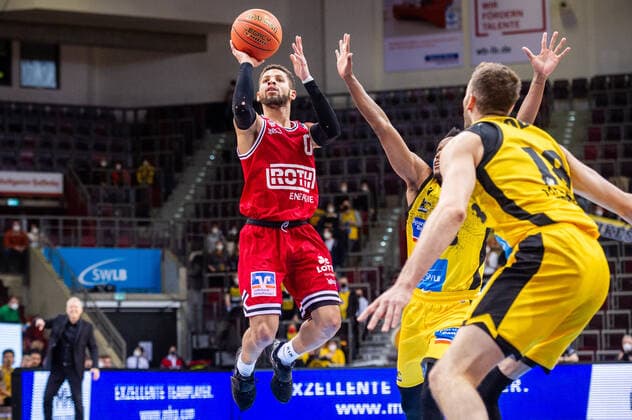 Kendale Deshawn McCullum (JobStairs Giessen 46ers 0) JJames Woodard (MHP RIESEN Ludwigsburg 8) Jonas Wohlfarth-Bottermann (MHP RIESEN Ludwigsburg 18) beim BBL-Spiel: MHP Riesen Ludwigsburg - JobStairs Giessen 46ers am 29.12.2021 in Ludwigsburg (MHPArena) Deutschland Ludwigsburg. 29.12.21 Basketball , 29.12.2021, Ludwigsburg (Deutschland)