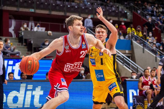 Florian Koch (JobStairs Giessen 46ers 21) Jordan Hulls (MHP RIESEN Ludwigsburg 1) beim BBL-Spiel: MHP Riesen Ludwigsburg - JobStairs Giessen 46ers am 29.12.2021 in Ludwigsburg (MHPArena) Deutschland Ludwigsburg. 29.12.21 Basketball , 29.12.2021, Ludwigsburg (Deutschland)