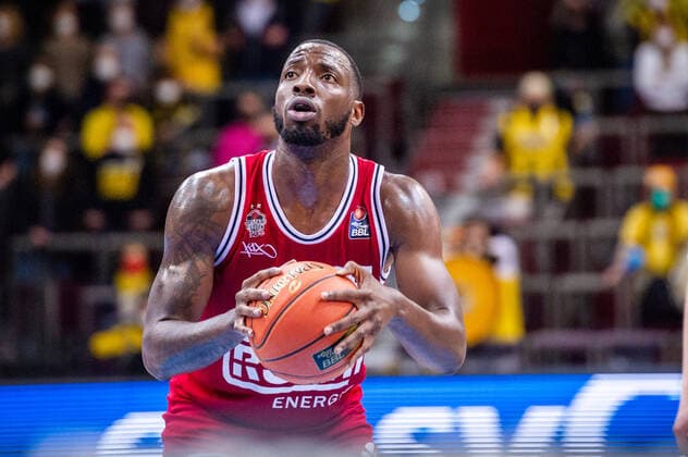 Jalon Demarco Miller (JobStairs Giessen 46ers 15) beim BBL-Spiel: MHP Riesen Ludwigsburg - JobStairs Giessen 46ers am 29.12.2021 in Ludwigsburg (MHPArena) Deutschland Ludwigsburg. 29.12.21 Basketball , 29.12.2021, Ludwigsburg (Deutschland)