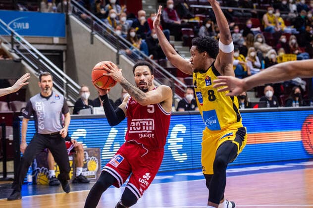 Kyan Anderson (JobStairs Giessen 46ers 5) James Woodard (MHP RIESEN Ludwigsburg 8) beim BBL-Spiel: MHP Riesen Ludwigsburg - JobStairs Giessen 46ers am 29.12.2021 in Ludwigsburg (MHPArena) Deutschland Ludwigsburg. 29.12.21 Basketball , 29.12.2021, Ludwigsburg (Deutschland)