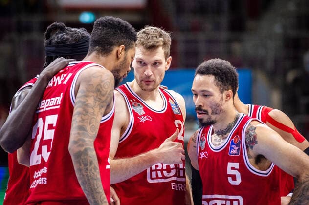 Florian Koch (JobStairs Giessen 46ers 21) Kyan Anderson (JobStairs Giessen 46ers 5) Phillip Darnell Fayne II (JobStairs Giessen 46ers 25) Nuni Omot (JobStairs Giessen 46ers 1) beim BBL-Spiel: MHP Riesen Ludwigsburg - JobStairs Giessen 46ers am 29.12.2021 in Ludwigsburg (MHPArena) Deutschland Ludwigsburg. 29.12.21 Basketball , 29.12.2021, Ludwigsburg (Deutschland)