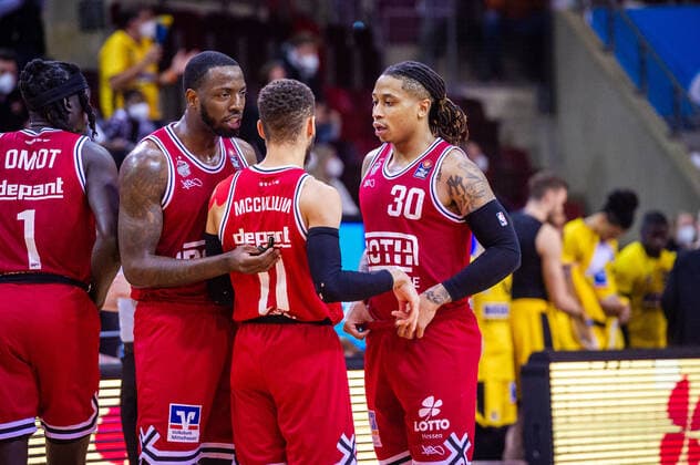 Timeric Dejaun Williams JR (JobStairs Giessen 46ers 30) Jalen Tate (JobStairs Giessen 46ers 11) beim BBL-Spiel: MHP Riesen Ludwigsburg - JobStairs Giessen 46ers am 29.12.2021 in Ludwigsburg (MHPArena) Deutschland Ludwigsburg. 29.12.21 Basketball , 29.12.2021, Ludwigsburg (Deutschland)