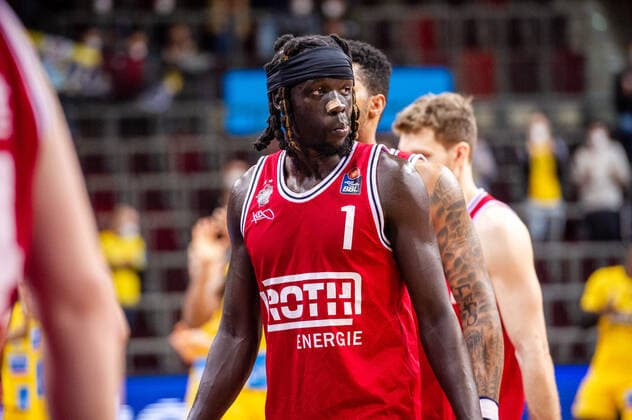 Nuni Omot (JobStairs Giessen 46ers 1) Enttaeuscht beim BBL-Spiel: MHP Riesen Ludwigsburg - JobStairs Giessen 46ers am 29.12.2021 in Ludwigsburg (MHPArena) Deutschland Ludwigsburg. 29.12.21 Basketball , 29.12.2021, Ludwigsburg (Deutschland)