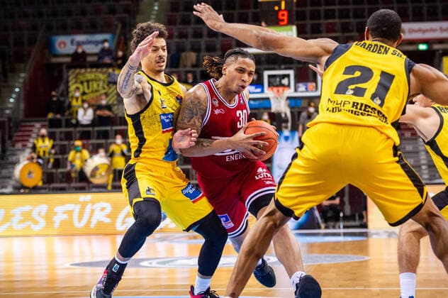 Timeric Dejaun Williams JR (JobStairs Giessen 46ers 30) vs. Jonah Radebaugh (MHP RIESEN Ludwigsburg 12) und Tremmell Darden (MHP RIESEN Ludwigsburg 21) beim BBL-Spiel: MHP Riesen Ludwigsburg - JobStairs Giessen 46ers am 29.12.2021 in Ludwigsburg (MHPArena) Deutschland Ludwigsburg. 29.12.21 Basketball , 29.12.2021, Ludwigsburg (Deutschland)