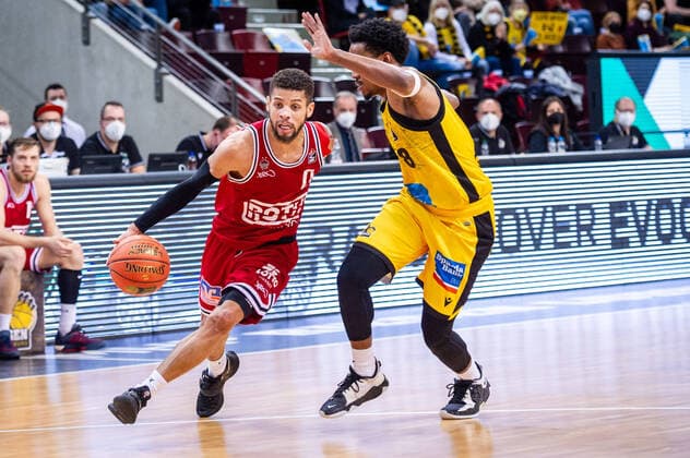 Kendale Deshawn McCullum (JobStairs Giessen 46ers 0) James Woodard (MHP RIESEN Ludwigsburg 8) beim BBL-Spiel: MHP Riesen Ludwigsburg - JobStairs Giessen 46ers am 29.12.2021 in Ludwigsburg (MHPArena) Deutschland Ludwigsburg. 29.12.21 Basketball , 29.12.2021, Ludwigsburg (Deutschland)