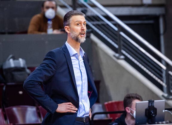 Pete Strobl (Headcoach JobStairs Giessen 46ers) beim BBL-Spiel: MHP Riesen Ludwigsburg - JobStairs Giessen 46ers am 29.12.2021 in Ludwigsburg (MHPArena) Deutschland Ludwigsburg. 29.12.21 Basketball , 29.12.2021, Ludwigsburg (Deutschland)