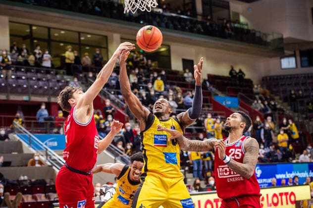 Yorman Polas Bartolo (MHP RIESEN Ludwigsburg 13) Dennis Daniel Nawrocki (JobStairs Giessen 46ers 2) Phillip Darnell Fayne II (JobStairs Giessen 46ers 25) beim BBL-Spiel: MHP Riesen Ludwigsburg - JobStairs Giessen 46ers am 29.12.2021 in Ludwigsburg (MHPArena) Deutschland Ludwigsburg. 29.12.21 Basketball , 29.12.2021, Ludwigsburg (Deutschland)