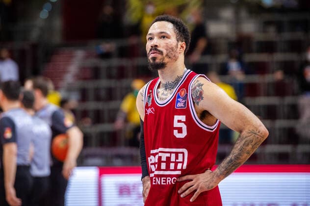 Kyan Anderson (JobStairs Giessen 46ers 5) Enttaeuscht beim BBL-Spiel: MHP Riesen Ludwigsburg - JobStairs Giessen 46ers am 29.12.2021 in Ludwigsburg (MHPArena) Deutschland Ludwigsburg. 29.12.21 Basketball , 29.12.2021, Ludwigsburg (Deutschland)