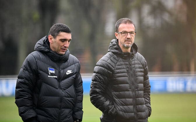 Fussball, Herren, Saison 2021 2022, Hertha BSC, Training, v.l. Trainer Tayfun Korkut (Hertha BSC), Geschäftsführer Fredi Bobic (Hertha BSC), 30.12. 2021, Copyright: xSebastianxRäppold MatthiasxKochx