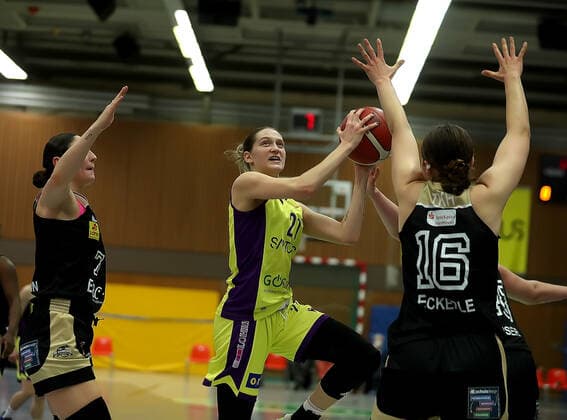 GSD zje123 Basketball Bundesliga Frauen Medical Instinct Veilchen BG74 - TK Hannover Luchse Göttingens Kristyna Barabencova (am Ball) gegen Hannovers Helena Eckerle