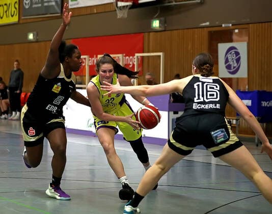 GSD zje123 Basketball Bundesliga Frauen Medical Instinct Veilchen BG74 - TK Hannover Luchse Göttingens Katharine Tudor (am Ball) gegen Hannovers Kelly la Nette Moten (links) und Helena Eckerle