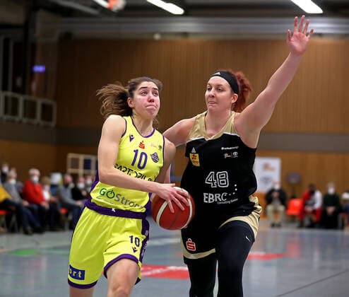 GSD zje123 Basketball Bundesliga Frauen Medical Instinct Veilchen BG74 - TK Hannover Luchse Göttingens Vasiliki Karambasta (am Ball) gegen Hannovers Anne Zipser