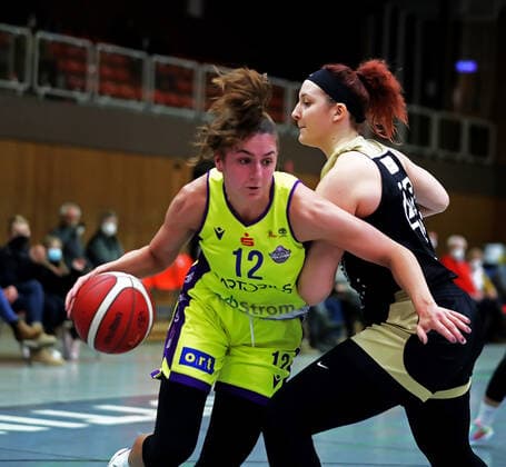 GSD zje123 Basketball Bundesliga Frauen Medical Instinct Veilchen BG74 - TK Hannover Luchse Göttingens Marie Reichertr (am Ball) gegen Hannovers Anne Zipser