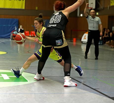 GSD zje123 Basketball Bundesliga Frauen Medical Instinct Veilchen BG74 - TK Hannover Luchse Göttingens Jennifer Crowder (am Ball) gegen Hannovers Anne Zipser