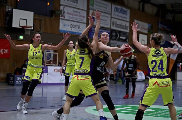 GSD zje123 Basketball Bundesliga Frauen Medical Instinct Veilchen BG74 - TK Hannover Luchse Hannovers Samantha Roscoe (am Ball) gegen Göttingens Jennifer Crowder
