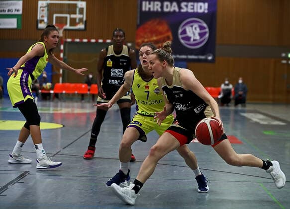 GSD zje123 Basketball Bundesliga Frauen Medical Instinct Veilchen BG74 - TK Hannover Luchse Hannovers Finja Schaake (am Ball) gegen Göttingens Jennifer Crowder