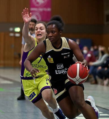 GSD zje123 Basketball Bundesliga Frauen Medical Instinct Veilchen BG74 - TK Hannover Luchse Hannovers Kelly la Nette Moten (am Ball) gegen Göttingens Jennifer Crowder