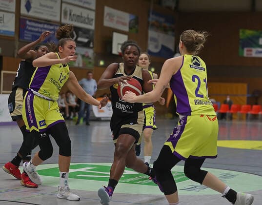 GSD zje123 Basketball Bundesliga Frauen Medical Instinct Veilchen BG74 - TK Hannover Luchse Hannovers Kelly la Nette Moten (am Ball) gegen Göttingens Kristyna Brabencova (rechts) und Marie Reichert