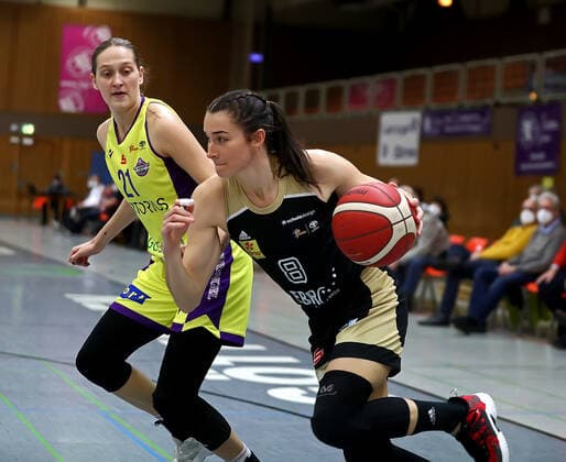 GSD zje123 Basketball Bundesliga Frauen Medical Instinct Veilchen BG74 - TK Hannover Luchse Hannovers Tessa Stammberger (am Ball) gegen Göttingens Kristyna Brabencova