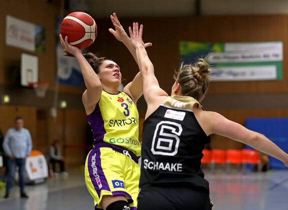 GSD zje123 Basketball Bundesliga Frauen Medical Instinct Veilchen BG74 - TK Hannover Luchse Göttingens Dragana Domuzin (am Ball) gegen Hannovers Finja Schaake