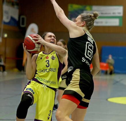 GSD zje123 Basketball Bundesliga Frauen Medical Instinct Veilchen BG74 - TK Hannover Luchse Göttingens Dragana Domuzin (am Ball) gegen Hannovers Finja Schaake