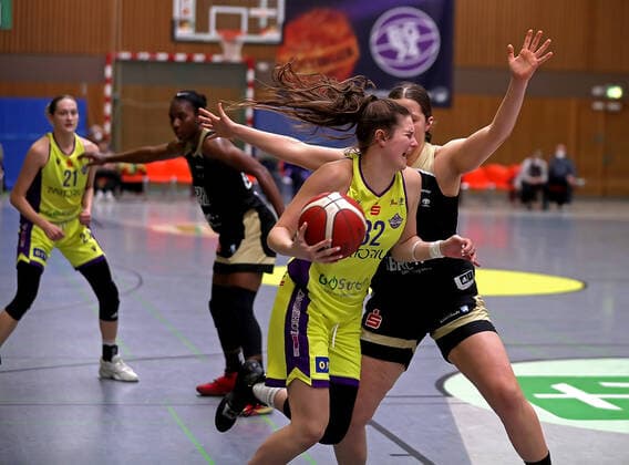 GSD zje123 Basketball Bundesliga Frauen Medical Instinct Veilchen BG74 - TK Hannover Luchse Göttingens Katharine Tudor (am Ball) gegen Hannovers Helena Eckerle
